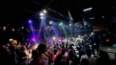 Photo of Слаткар се симна во публика за да го гушне Костадинов, херојот од Кочани