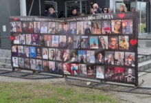 Photo of Родителите поставија транспарент со фотографиите на загинатите
