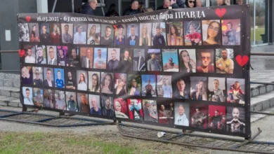 Photo of Родителите поставија транспарент со фотографиите на загинатите