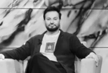 Photo of Брутално претепан познатиот албански водител Елтон Тозај, постои опасност да го загуби видот