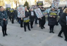 Photo of Ние сме родителите што нема да дочекаат матура. Нема да стојат гордо на дипломирање. Нема да ги земат во раце внучиња, порачаа семејствата на загинатите во „Пулс“ на 35. Марш на ангелите