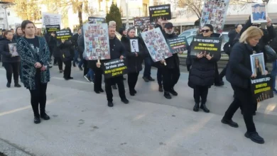 Photo of Ние сме родителите што нема да дочекаат матура. Нема да стојат гордо на дипломирање. Нема да ги земат во раце внучиња, порачаа семејствата на загинатите во „Пулс“ на 35. Марш на ангелите