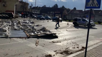Photo of Од силен ветер падна парче лим од покрив на зграда во центарот на Куманово