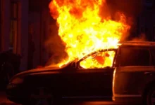 Photo of Велешките пожарникари спречиле пожар од возило што зафатил и друго возило и бандера да се прошири на куќите во тесните сокаци во стариот дел од градот