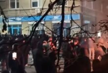 Photo of (ВИДЕО) СУДИРИ МЕЃУ ДЕМОНСТРАНТИТЕ И ПОЛИЦИЈАТА ВО СОФИЈА, ЗАПАЛЕНО СЕДИШТЕТО НА ГЕРБ, ИМА ДЕСЕТИЦИ ПОВРЕДЕНИ ДЕМОНСТРАНТИ И ПОЛИЦАЈЦИ