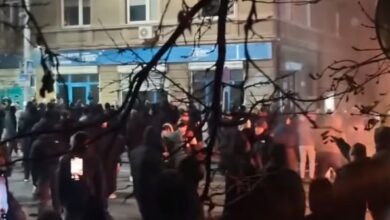 Photo of (ВИДЕО) СУДИРИ МЕЃУ ДЕМОНСТРАНТИТЕ И ПОЛИЦИЈАТА ВО СОФИЈА, ЗАПАЛЕНО СЕДИШТЕТО НА ГЕРБ, ИМА ДЕСЕТИЦИ ПОВРЕДЕНИ ДЕМОНСТРАНТИ И ПОЛИЦАЈЦИ