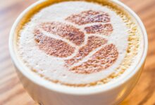 Photo of Најголемото „капучино“ со јадливо злато се служи со 10 слатки топчиња