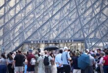 Photo of Хаос во Лувр: Стотици луѓе пред музејот