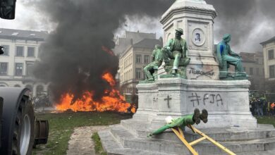 Photo of Палежи и демолирање на протестот на земјоделците пред Европскиот парламент во Брисел