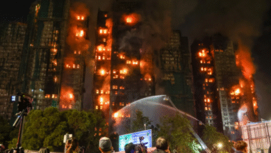 Photo of 11 уапсени по смртоносниот пожар во Хонг Конг, мрежата на скелињата не ги исполнувала противпожарните стандарди