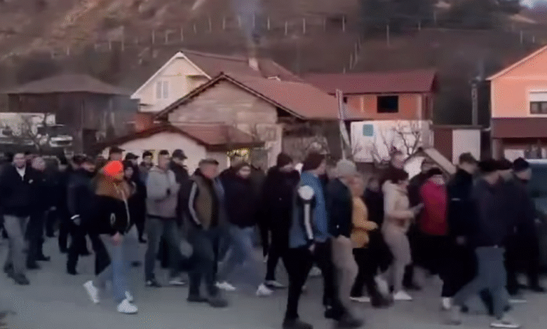 Photo of (Видео) Протести во Двориште: Македонски шуми и гранична полиција вршат тортура, останавме без огревно дрво, луѓе умираат!
