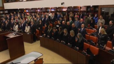 Photo of Мицкоски и Сиљановска-Давкова дојдоа во Собранието — се одржува седницата за трагедијата во Кочани