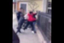 Photo of (Видео) Жестока тепачка на ученици во Сарај, летаат боксови и клоци, а дел снимаат со телефони