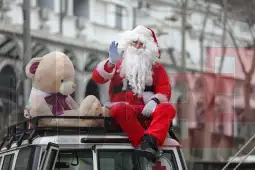 Photo of Дедо Мраз и супер херои од цртаните филмови им поделија пакетчиња на хоспитализираните на Детската клиника