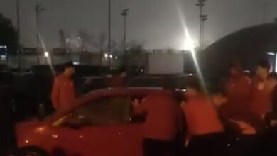 Photo of Видео: Ракометарите на Тиквеш кренаа автомобили за да го ослободат својот автобусот