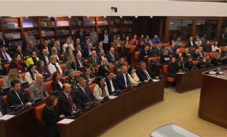 Photo of (ВО ЖИВО) Државниот врв на Постојаната анкетна комисија во Собранието – ќе се расправа за трагедијата во Кочани