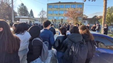 Photo of Средношколци протестираат пред СВР Тетово бидејќи имало лажни дојави за бомби и губеле часови