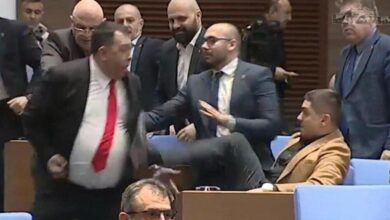 Photo of ВИДЕО: Тепачка во Собранието на Бугарија: летаа клоци и боксови