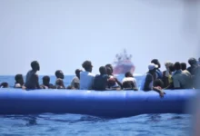 Photo of Британија од денеска им ги одзема мобилните телефони на мигрантите што пристигнуваат со чамци преку Ла Манш