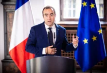 Photo of Француската влада преживеа гласања за недоверба