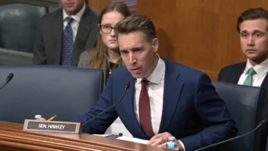 Photo of Сослушување во Сенатот: Дали мажите можат да забременат? Лекарка 11 пати одбива да му одговори на сенаторот Хаули