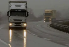 Photo of Сообраќајот во државата се одвива непречено по претежно влажни коловози, слаб снег провејува на Попова Шапка