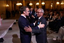 Photo of Али Акбар (73), најпознатиот колпортер на весници во Париз, доби Национален орден за заслуги