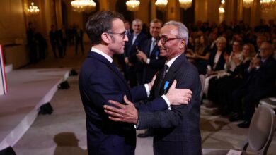 Photo of Али Акбар (73), најпознатиот колпортер на весници во Париз, доби Национален орден за заслуги