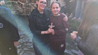 Photo of ФОТО: Марија Жилеска го фати светиот крст во с. Велмеj, Дебрца.