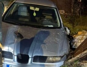 Photo of Возач излета со возилото во приватен двор во Волково