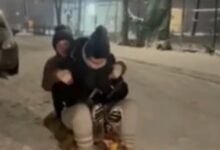 Photo of ВОЗНЕМИРУВАЧКО ВИДЕО Страшна несреќа во соседството: Тинејџерки паднале од санки, автомобил ги прегазил