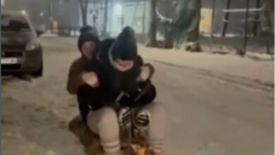 Photo of ВОЗНЕМИРУВАЧКО ВИДЕО Страшна несреќа во соседството: Тинејџерки паднале од санки, автомобил ги прегазил