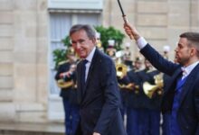 Photo of Заканата од 200% царини ги сруши акциите на LVMH – Најбогатиот европјанин изгуби над 12 милијарди долари