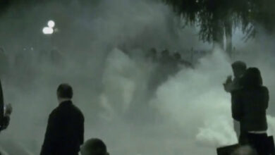 Photo of Хаос во Албанија: Судири пред Парламентот – летаат камења, молотови коктели, солзавец
