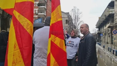 Photo of Кумановци што работеа во Ирак и Авганистан повторно на протест пред општинската зграда