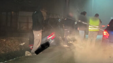 Photo of (Видео) Крвава пресметка кај аеродромот во Тузла: Нападнати навивачи на Црвена ѕвезда, 23 повредени и 93 приведени