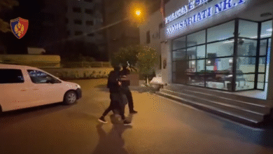 Photo of (ВИДЕО) Кај Тирана е уапсен 52-годишник од скопско Копаница, баран за тројно убиство во земјава