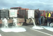 Photo of Продолжувa блокадата на Ибарска магистрала од производителите на млеко во Србија