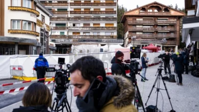 Photo of Родителите на жртвите од Кран-Монтана пред зградата на обвинителството се соочија со брачната двојка Морети