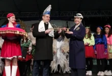 Photo of Градоначалникот го предаде клучот на карневалџиите, почнаа карневалските празнувања во Струмица