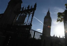 Photo of Велика Британија истражува дали Епстин користел воздухопловни бази за трговија со девојки