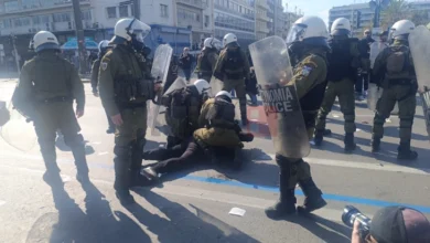 Photo of (Фото и видео) „Не беше несреќа, беше убиство“: Судир на демонстрантите во Атина со полицијата, употребен солзавец