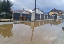 Photo of Потоп во Кичево: 250 луѓе се згрижени во градската спортска сала, граѓаните сами ја исфрлаат водата од домовите