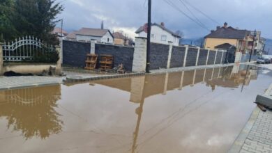 Photo of Потоп во Кичево: 250 луѓе се згрижени во градската спортска сала, граѓаните сами ја исфрлаат водата од домовите