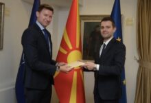 Photo of ВЛЕН со критики за амбасадорот на Албанија – го обвинуваат за дневна политика, Меидани вели дека политиките се државни