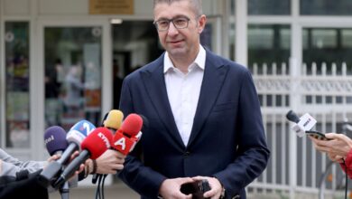 Photo of Мицкоски во одбрана на пратеничката Дафина Стојаноска: Трендафилов треба да внимава на речникот, сепак станува збор за жена и мајка