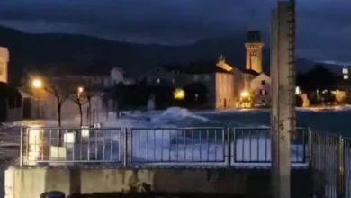 Photo of (ВИДЕО) Хаос во Далмација: Циклонска плима го поплави крајбрежјето, жителите креваат бариери додека морето расте