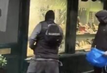 Photo of Дрска кражба во елитен дел од Лондон: Со чекан го скршија стаклото и за помалку од минута го собраа накитот