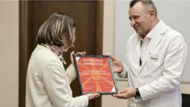 Photo of Доктори од софиската болница „Пирогов“ добија признание од македонската амбасадорка за лекувањето на повредените од пожарот во „Пулс“