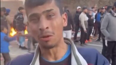 Photo of (Видео) „Ми земаа кола од 700 евра! Да ми се врати оти со пет деца во шупа живеам“, протест на патот Битола-Охрид оти сакаат да возат без возачки